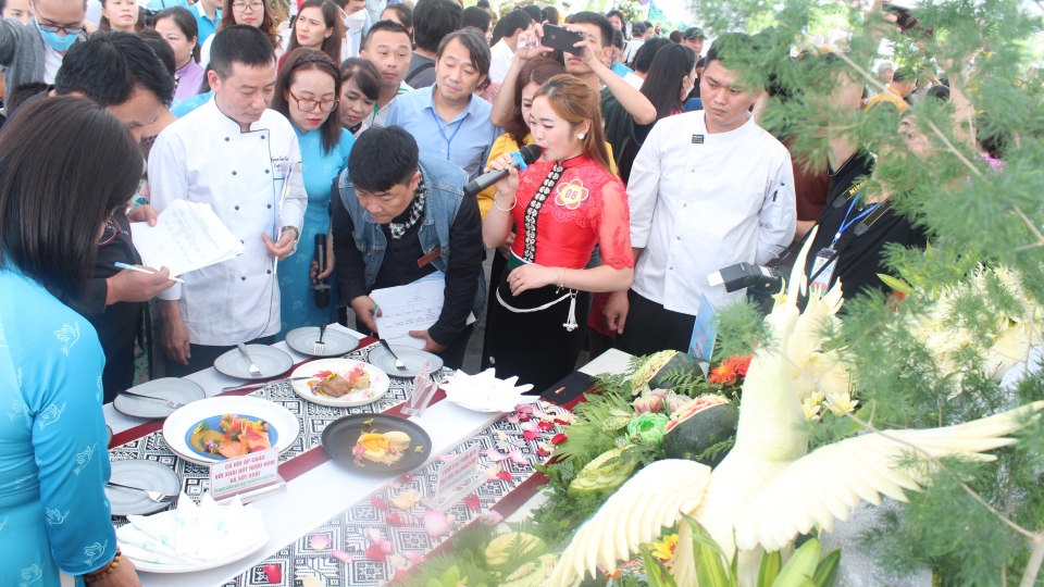 phan_thi_cua_doi_thi_huyen_yen_chau_son_la_voi_mon_ca_hoi_ap_chao_voi_xoai_dot_ruou_rum_va_sot_xoai.jpg
