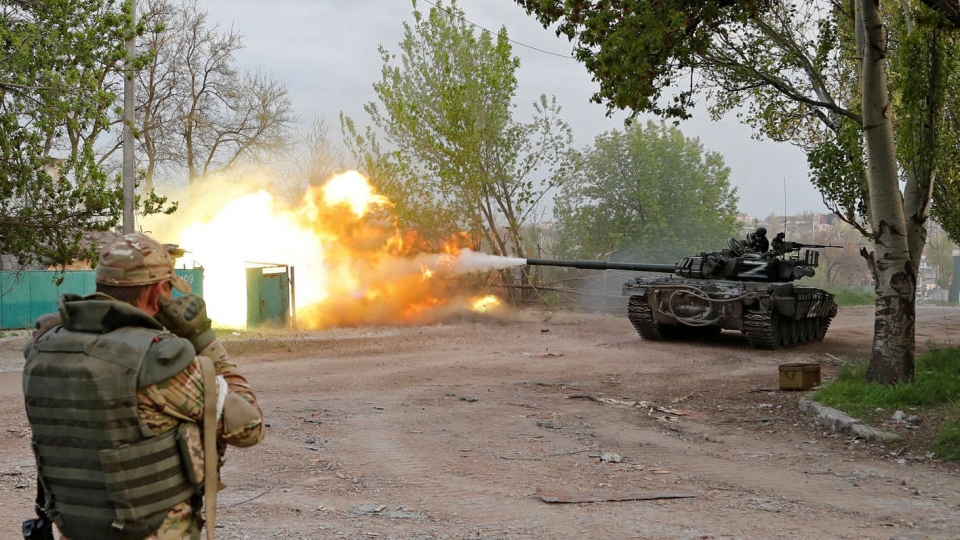 xe tang than Nga na phao o Mariupol -reu.jpg