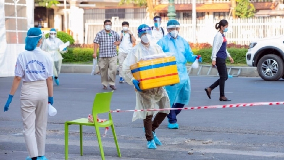 Campuchia Covid khau trang nhan vien y te -vov.jpg