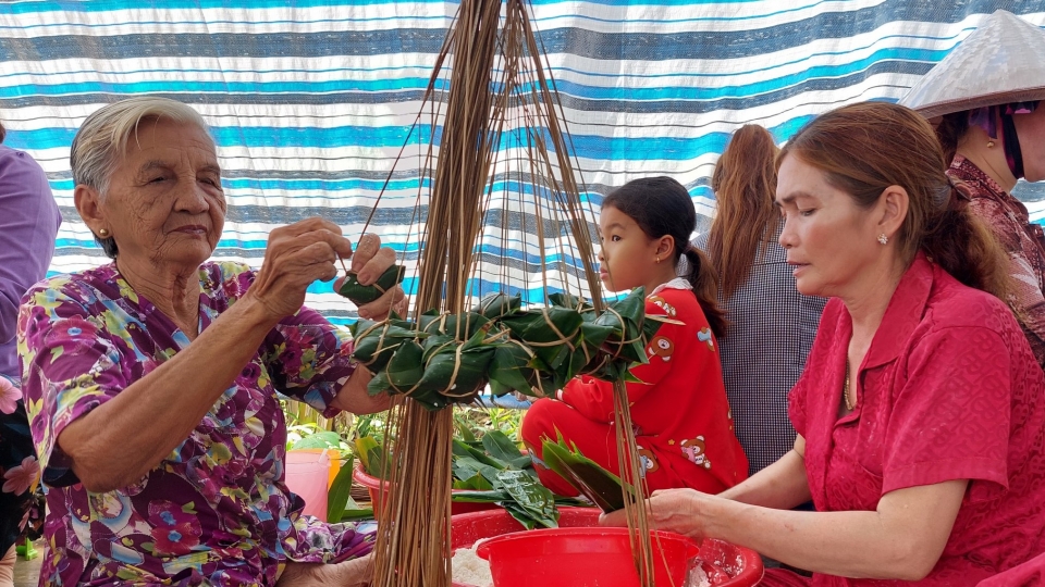 nguoi_dan_lam_nghe_goi_banh_u_la_tre_o_ap_ong_tu_xa_loi_an_tat_bat_chuan_bi_hang_phuc_vu_dip_tet_doan_ngo.jpg