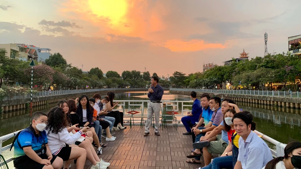 ong_phan_xuan_anh_-_giam_doc_cong_ty_thuyen_nhieu_loc_dnag_gioi_thieu_canh_quan_cong_trinh_kien_truc_van_hoa_2_ben_bo_kenh_nhieu_loc_cho_du_khach.jpg