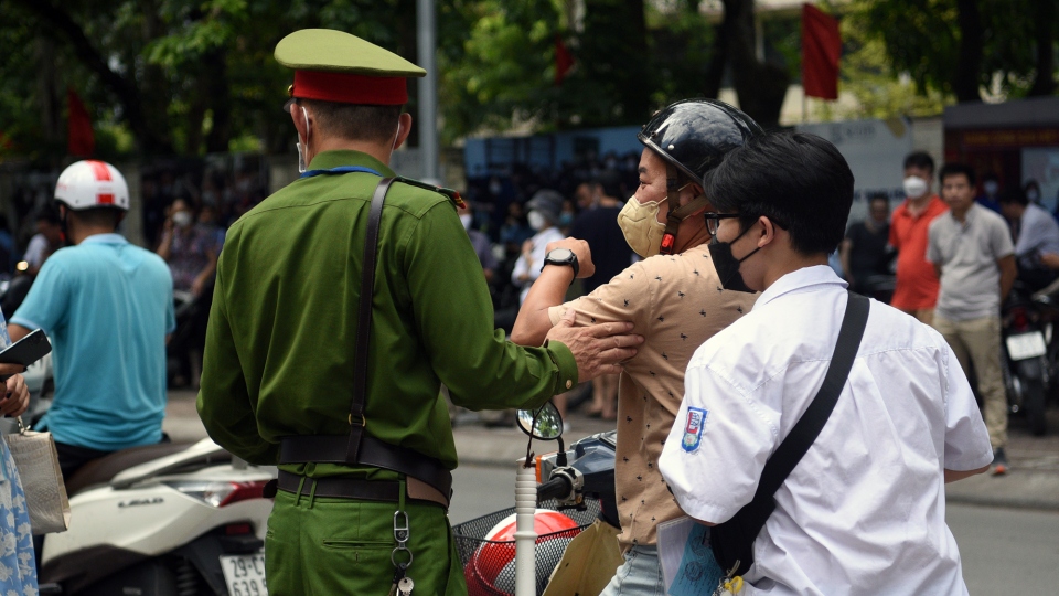 Thi vào 10 ở Hà Nội: Phụ huynh tất bật chạy ngược xuôi vì con nhầm địa điểm thi