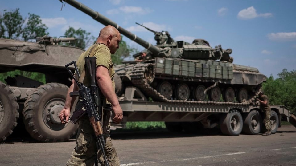 quan nhan Ukraine va vu khi Ukraine o mat tran phia Dong -reu.jpg