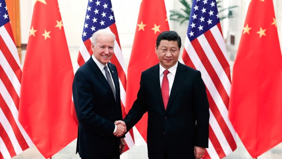 Biden Tap Can Binh tuoi cuoi -TNS.jpg