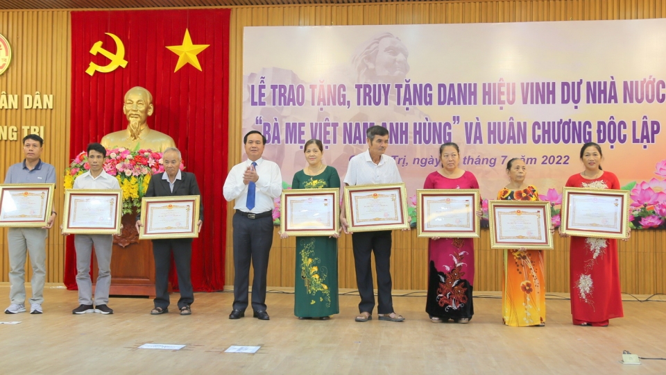dai_dien_than_nhan_cac_gia_dinh_nhan_trao_tang_danh_hieu_cao_quy_cua_nha_nuoc_ba_me_viet_nam_anh_hung_do_chu_tich_nuoc_truy_tang.jpg