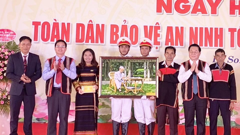 ong_nguyen_trong_nghia_tang_qua_cho_ubnd_xa_ea_sol.jpg