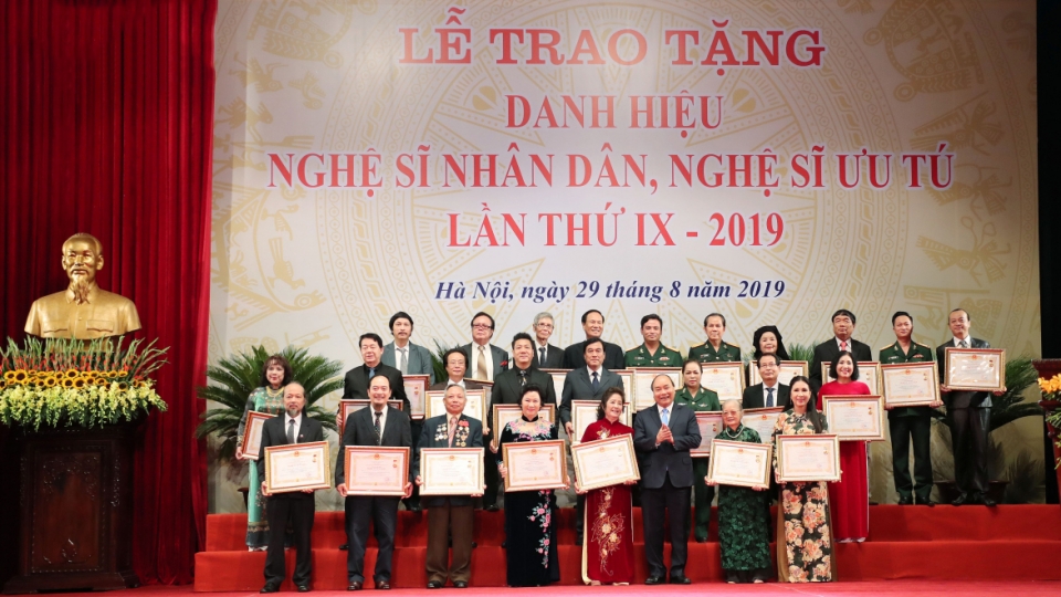 trao danh hieu nsnd.jpg