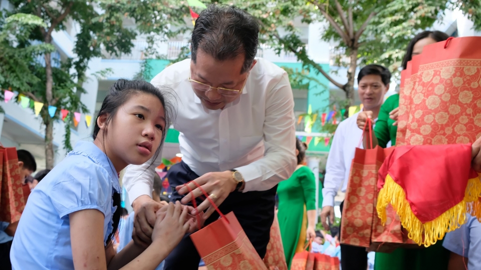 Bi thu Thanh uy Da Nang Nguyen Van Quang den noi chuyen hoi tham va tang qua cho tung chau o truong Chuyen biet Tuong lai.jpg