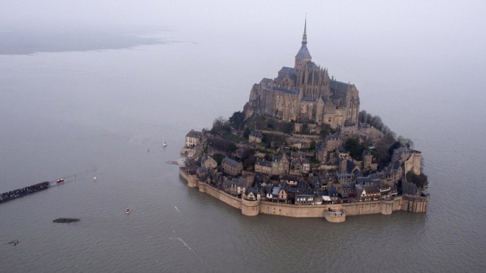 Dao tu vien Mont Saint Michel.jpg