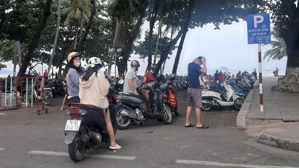 bai_giu_xe_dang_giu_rat_dong_xe_o_cong_vien_bo_bien_thanh_pho_nha_trang.jpg