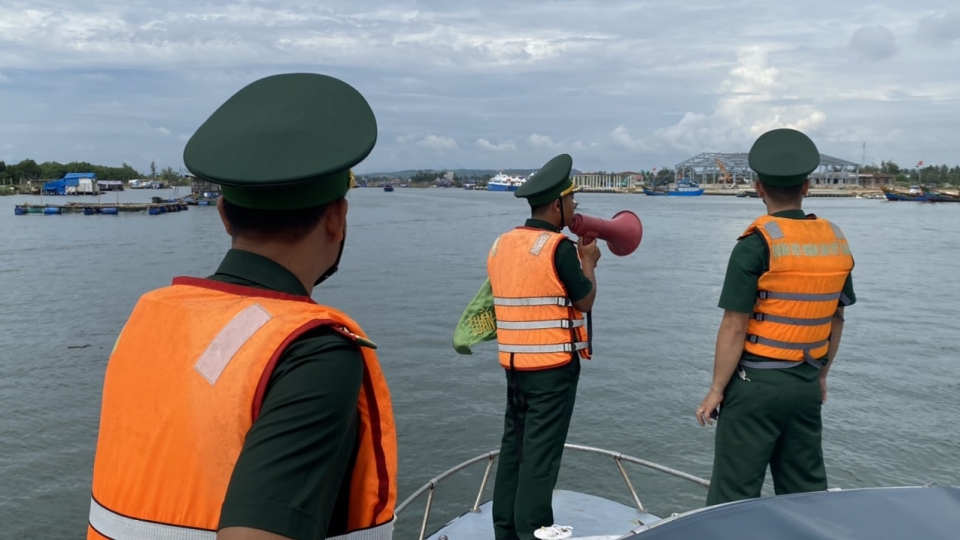 bo_doi_bien_phong_quang_ngai_keu_goi_huong_dan_tau_thuyen_vao_noi_tru_bao.jpg
