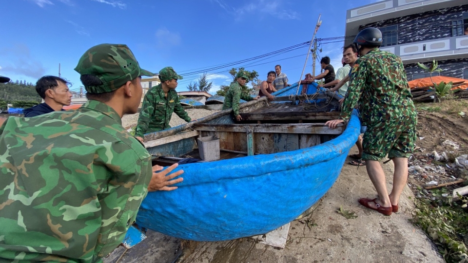 bo_doi_bien_phong_va_cac_luc_luong_cong_an_quan_doi_huyen_ly_son_giup_dan_dua_thuyen_len_bo_tranh_bao.jpg