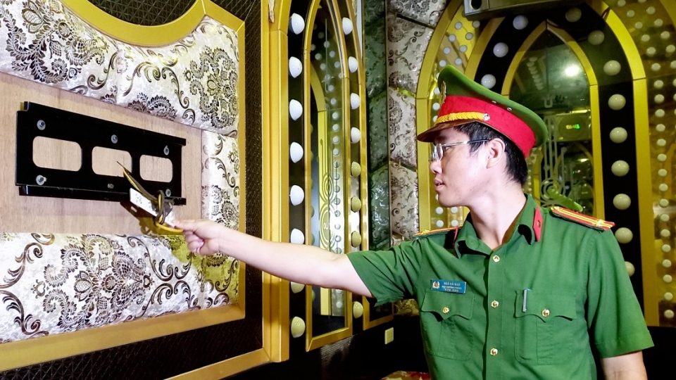 cac_o_dien_duoc_gan_ngay_tren_cac_thang_trang_tri.jpg