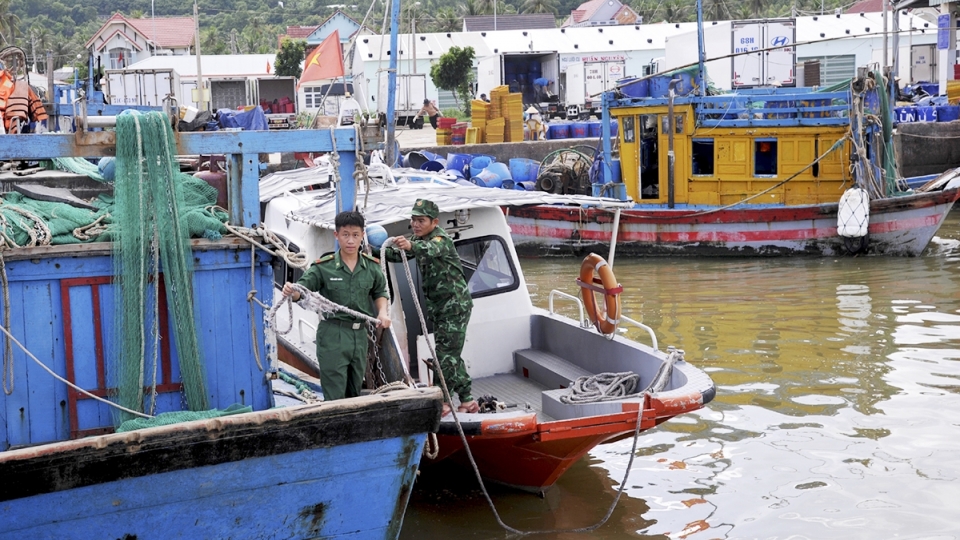 luc_luong_quan_doi_giup_ngu_dan_neo_dau_tau_thuyen.jpg