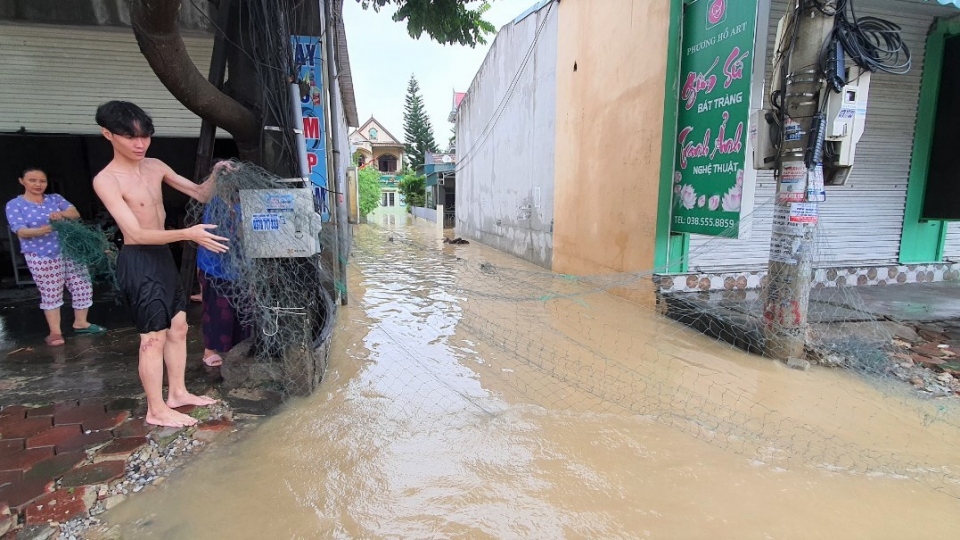 Ô tô xếp hàng bì bõm trong nước lũ trên Quốc lộ 1A