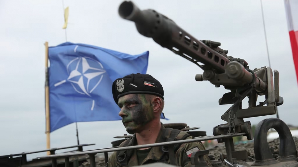 binh si Ba Lan ngoi xe tang truoc co NATO -getty.jpg