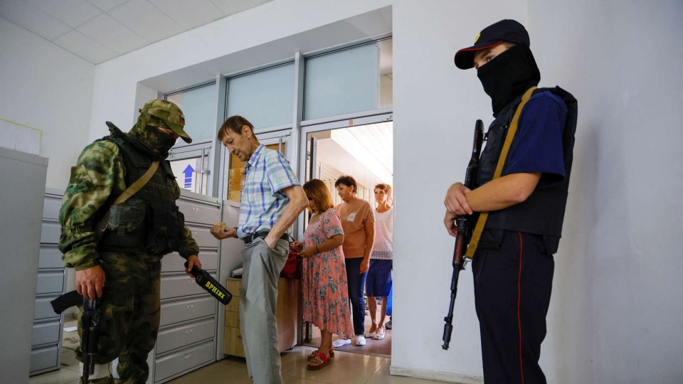 binh si Nga (noi vu) kiem tra an ninh cu dan o tru so bo noi vu o Kherson -reu.jpg