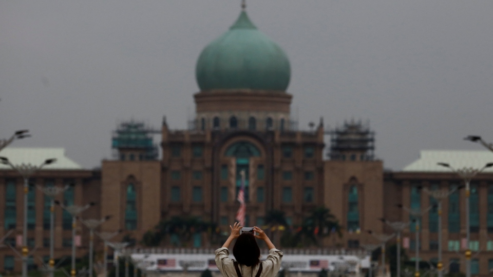 2022-10-11t121649z_1108426311_rc2xyw9kmv5l_rtrmadp_3_malaysia-politics.jpg
