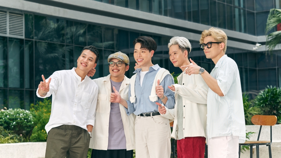 
        Đức Phúc bất ngờ "xuất hiện" trong liveshow của Da LAB
                              