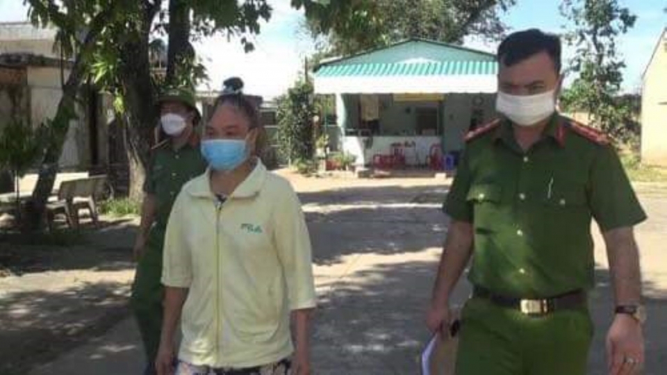 Doi tuong Tran Thi Hoanh bi Cong an bat giu dieu tra - Anh Cong an Quang Ngai.jpg