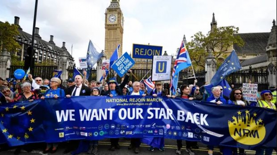 Hàng nghìn người biểu tình ở Anh đòi tái gia nhập EU, coi Brexit là thất bại.JPG