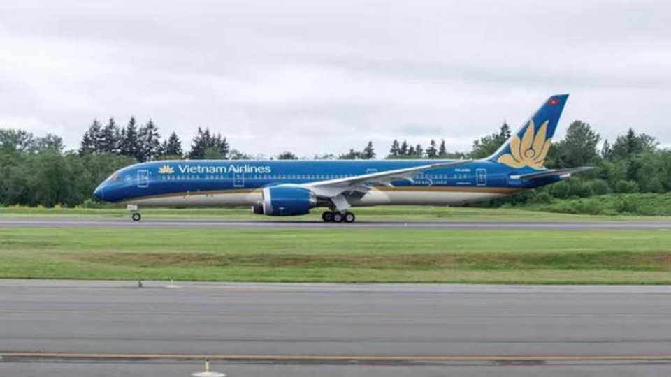 Vietnam Airlines making emergency landing.jpg