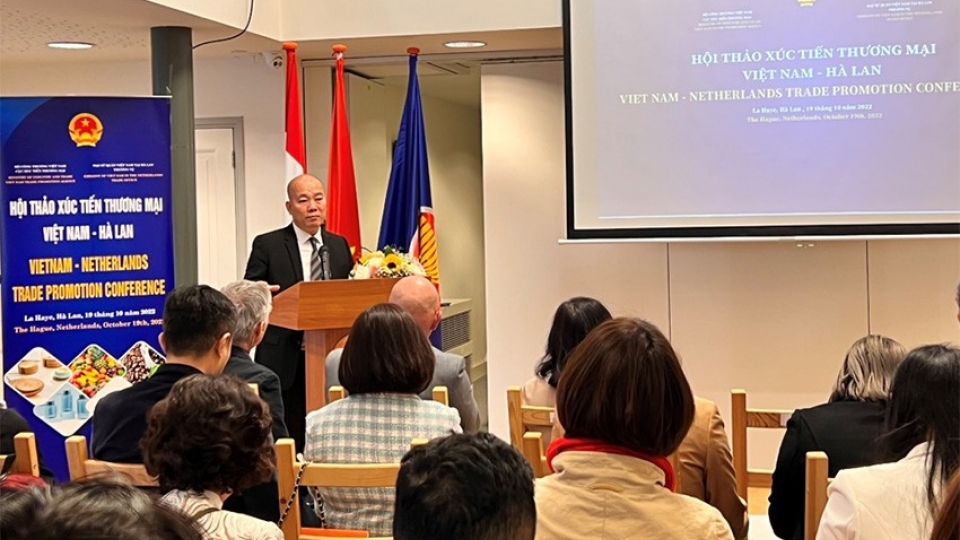 Vu Ba Phu speks at the event.png