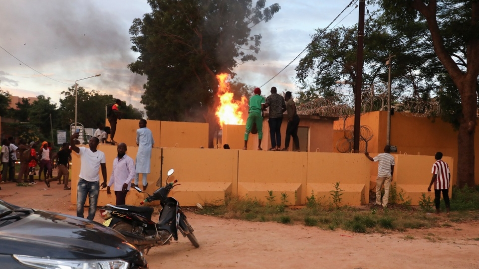 bieu_tinh_tai_dsq_phap_o_Burkina_Faso_reuters.jpg