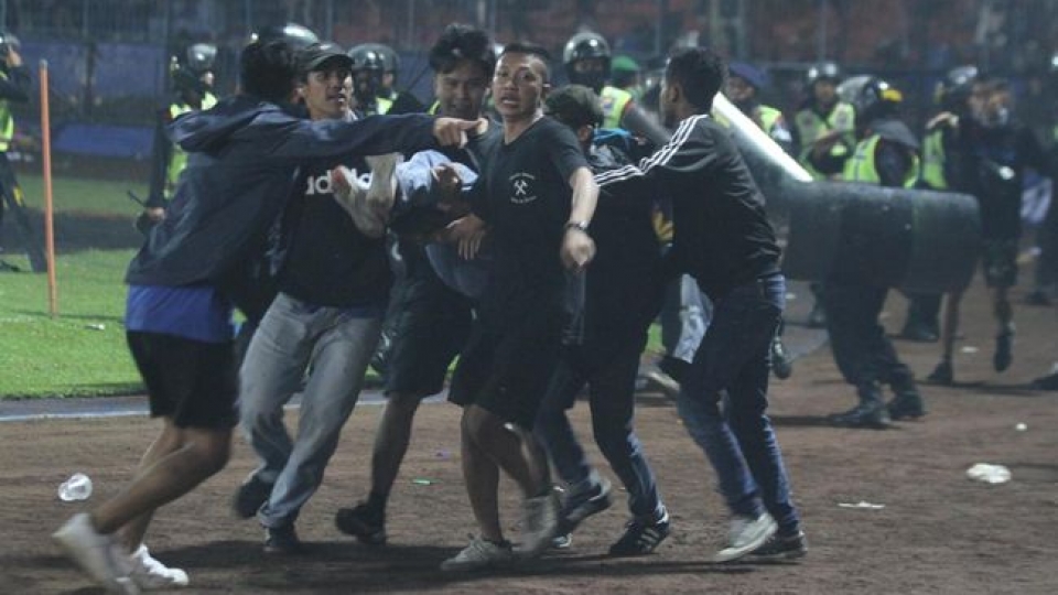 kericuhan-usai-pertandingan-arema-melawan-persebaya-1_169_1.jpeg