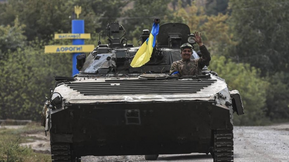 mot-chiec-xe-tang-ukraine-tien-ve-phia-truoc-o-khu-vuc-kharkiv-dong-bac-ukraine-anh-dw.png
