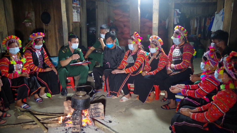 va_chi_khi_duoc_bo_doi_bien_phong_va_chinh_quyen_dia_phuong_tim_den_van_dong_xuong_nui_ho_moi_biet_t_d2e06e5a036e370ffe8f35cfe2283ecf.jpg