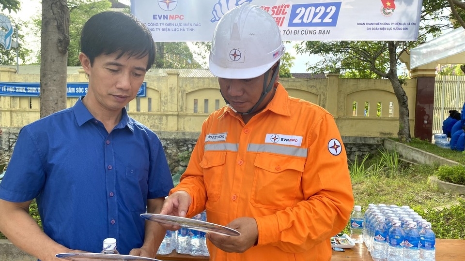 Điện lực Hương Sơn _ Hà Tĩnh tư vấn hỗ trợ cài đặt app CSKH của ngành điện và tuyên truyền việc sử dụng điện tiết kiệm cho khách hàng (1).jpg