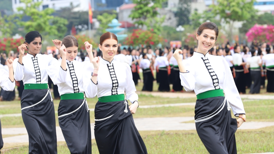 2. Nhip nhang uyen chuyen theo tung dieu mua.jpg
