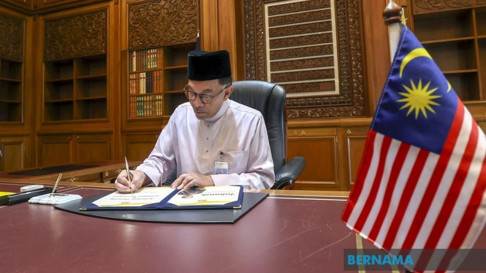 Ong Anwar Ibrahim trong ngay dau tien tren cuong vi Thu tuong_Nguon Bernama_25-11-2022-13-02-26.png