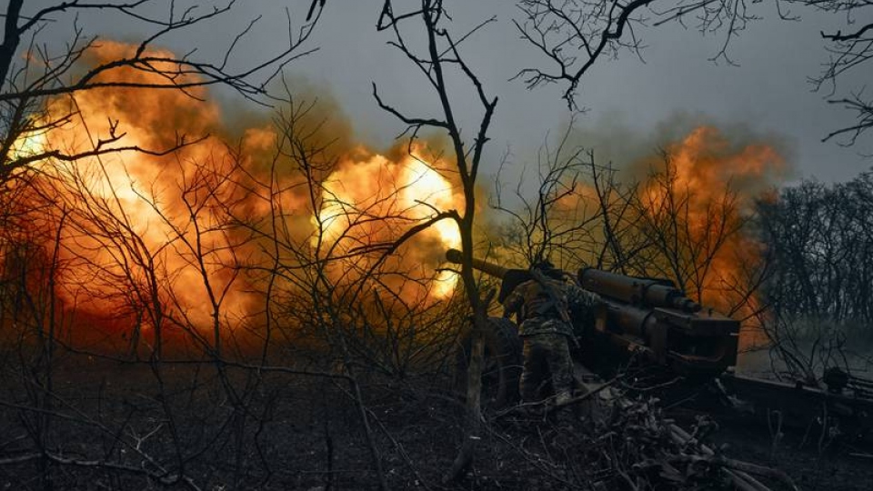 binh_sy_ukraine_na_phao_vao_vi_tri_nga_o_bakhmut_ap.jpg