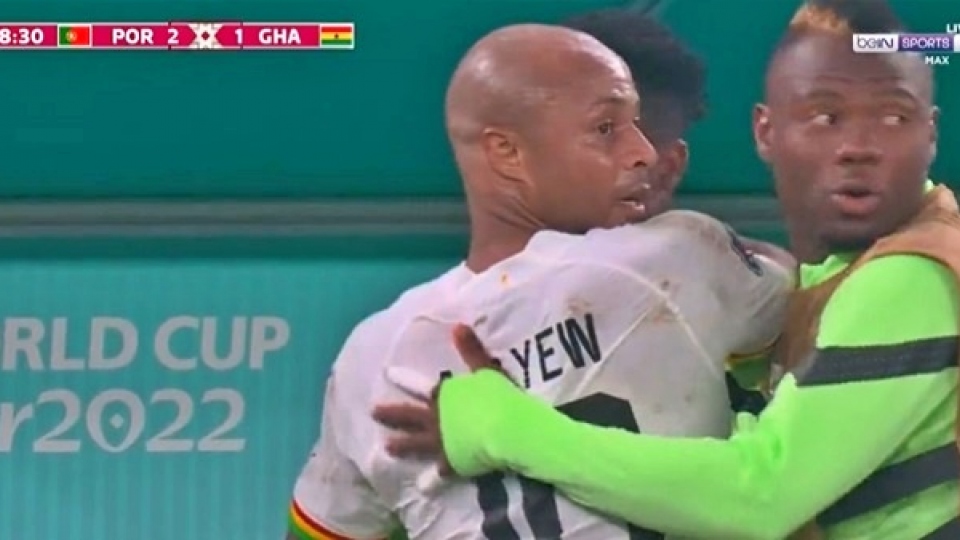 cau_thu_ghana_dang_an_mung_thi_bi_joao_felix_pha_dam.jpg