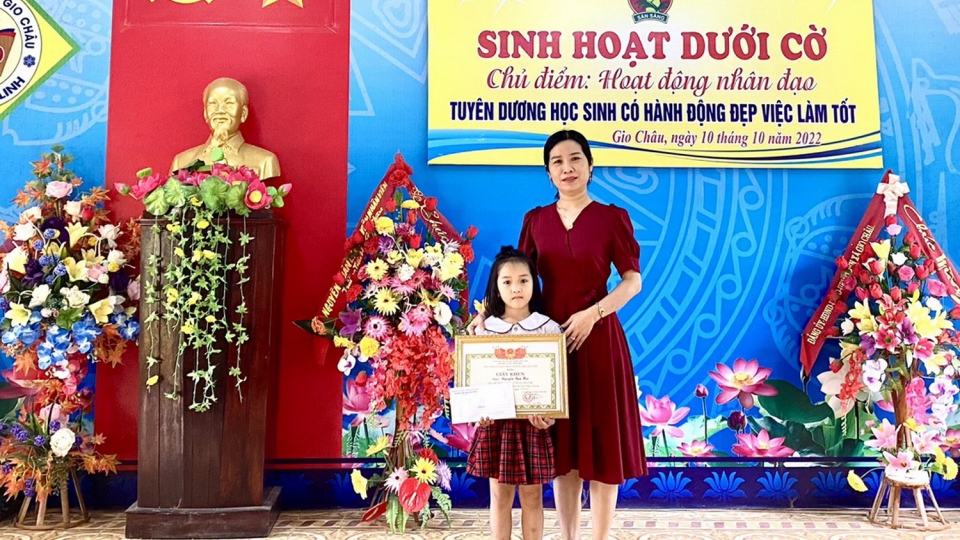 hanh_dong_dep_cua_hoc_sinh_nguyen_ban_mai_duoc_tuyen_duong_khen_thuong_duoi_co.jpg