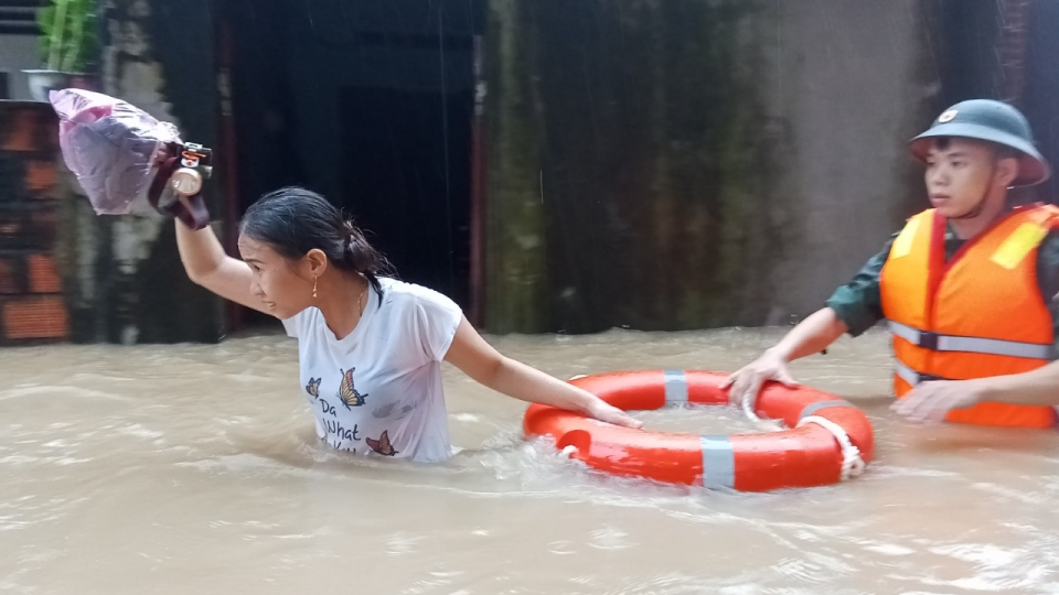 vov_luc_luong_bien_phong_tinh_binh_dinh_so_tan_nguoi_dan_vung_bi_ngap.jpg