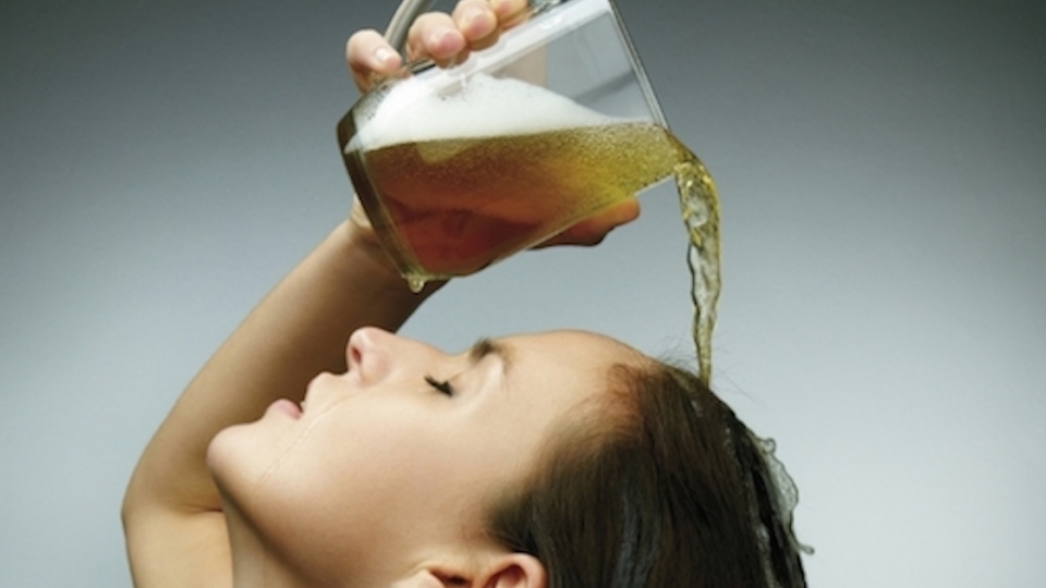 beer-rinse-hair-shower-beer-can-beer-lighten-hair-justbeer.jpg