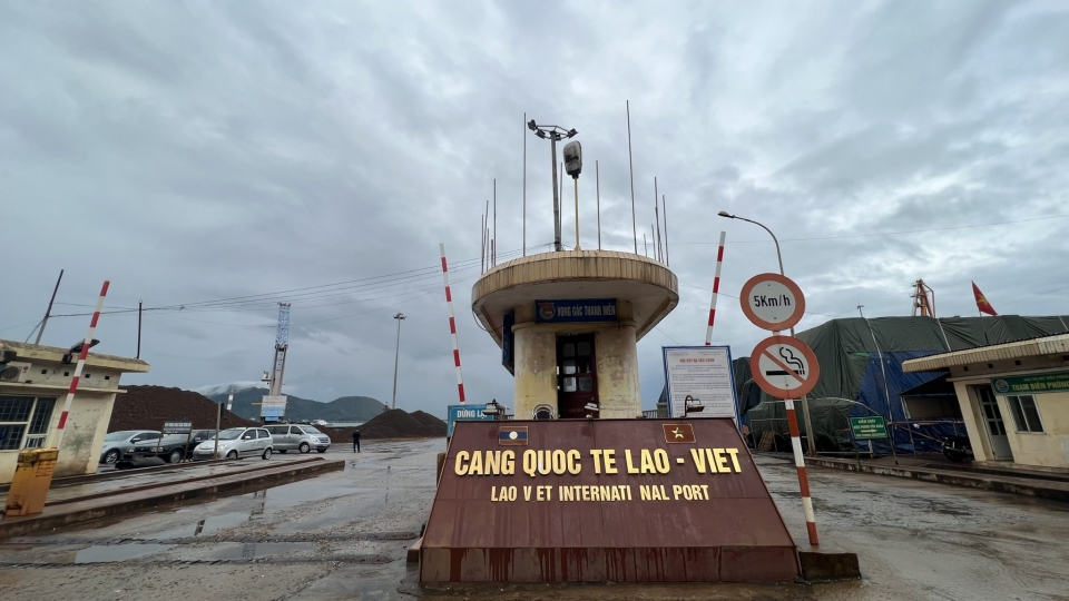 cang_quoc_te_lao_-_viet.jpg