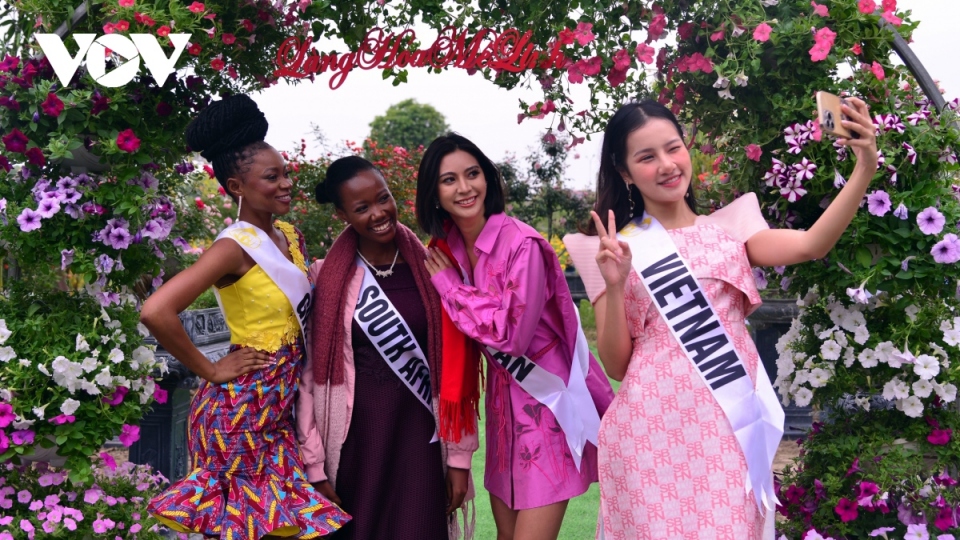 Miss Tourism World contestants eager to discover Hanoi flower village 