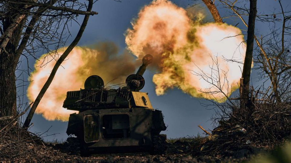 phao tu hanh ban tren chien truong Ukraine -ap.jpeg