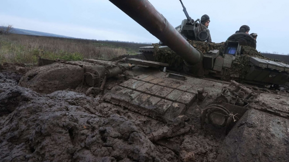 xe tang Ukraine tren canh dong bun dat, mien Dong Ukraine -CNBC.jpg