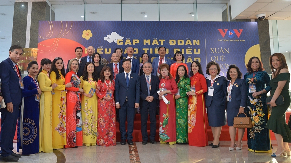 1 Viet kieu tham Dai TNVN -vov (5).JPG