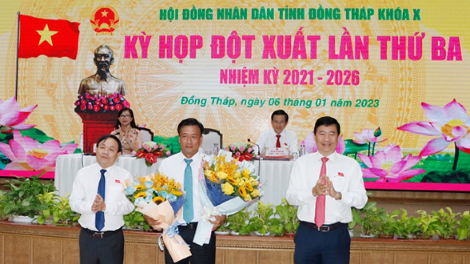 Lanh dao tinh Dong Thap tang hoa chuc mung ong Nguyen Phuoc Thien.jpg