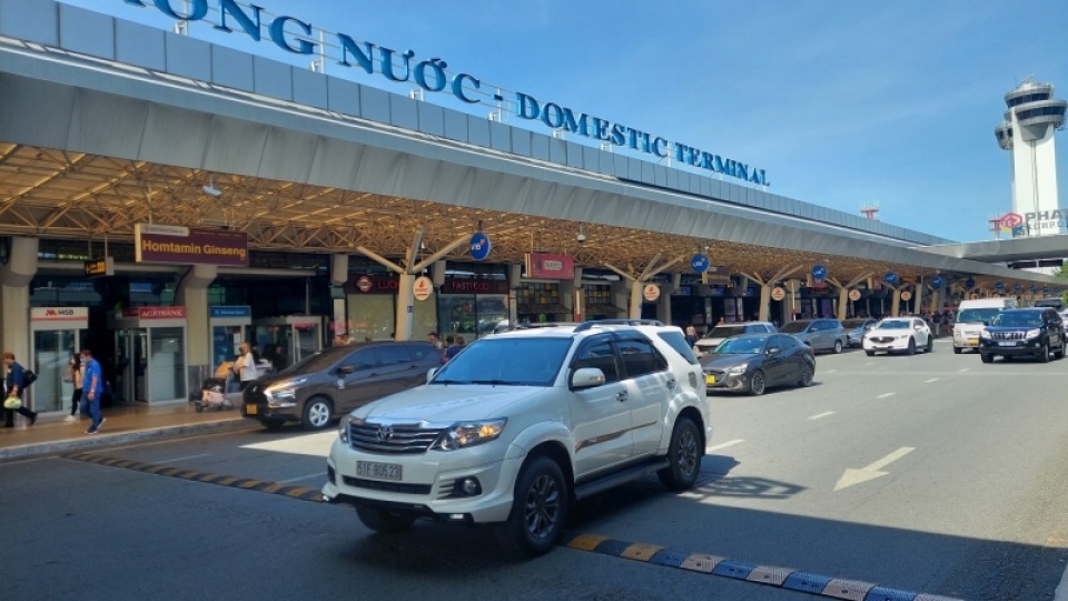 san_bay_tan_son_nhat_can_30_-_40_taxi_moi_phut_vao_cao_diem.jpg