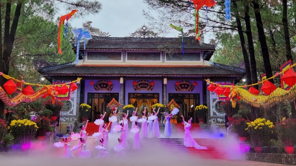 vov_bieu_dien_hoat_canh_tai_le_hoi_den_huyen_tran.jpg