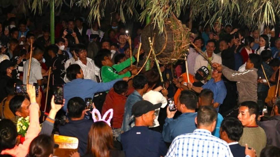 Moi nguoi cung chen nhau den dap trong lay may dau nam.jpg