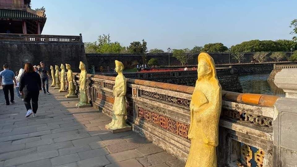 Những bức tượng dựng trước cổng Ngọ Môn.jpg