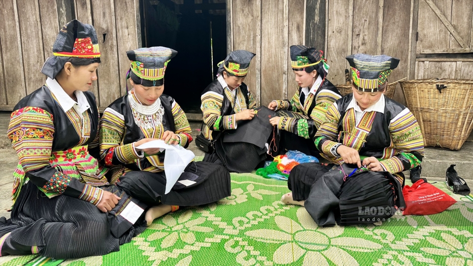 Ethnic Mong people keep brocade weaving alive